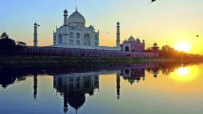 Der Taj Mahal spiegelt sich im Wasser bei Sonnenuntergang