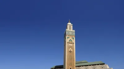 Die Hassan-II.-Moschee erhebt sich majestätisch am Ufer.