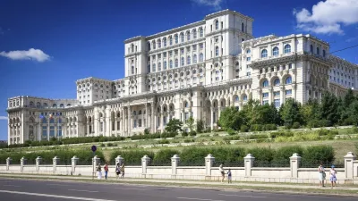 Das rumänische Parlamentsgebäude dominiert die Skyline von Bukarest.