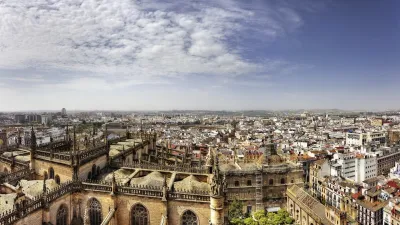Blick über die Dächer von Sevilla mit der Kathedrale im Vordergrund