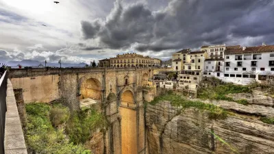Historische Brücke Ronda überspannt tiefe Schlucht in Spanien