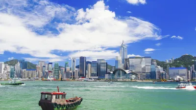 Hongkongs Skyline mit Booten im Hafen