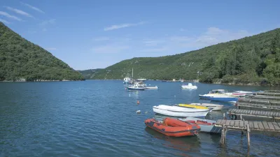 Boote liegen im ruhigen Wasser des Limfjords in Dänemark.