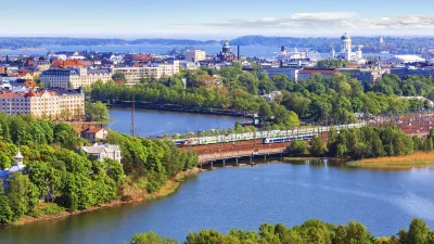 Helsinki Panorama mit Fluss und Brücke