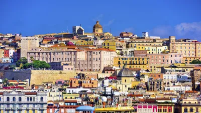 Bunte Häuser und historische Gebäude prägen das Stadtbild von Cagliari.