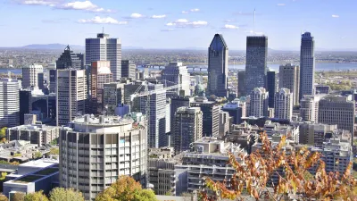 Montreal Skyline mit modernen Wolkenkratzern und Herbstlaub im Vordergrund