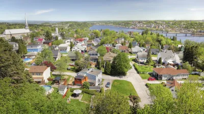 Vogelperspektive auf eine malerische Wohngegend mit Blick auf einen Fluss.