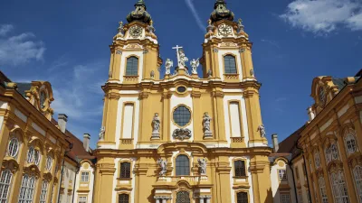 Prächtiges Stift Melk mit barocker Fassade und zwei Türmen.