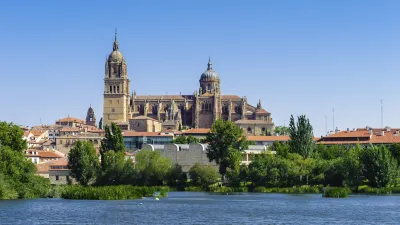 Salamancas historische Altstadt mit Kathedrale am Flussufer.