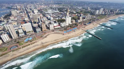 Durban Strandpromenade mit Wellen und Stadt im Hintergrund