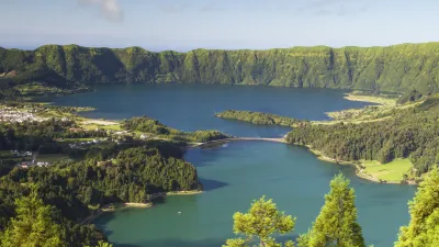 Atemberaubende Seenlandschaft mit grünen Hügeln und blauem Wasser.