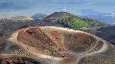 Vulkanlandschaft mit Krater und Wanderwegen auf Sizilien.