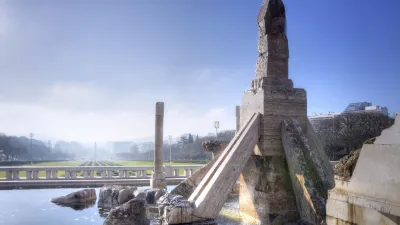 Skulpturale Säulen im Wasser des Eduardo VII Parks in Lissabon