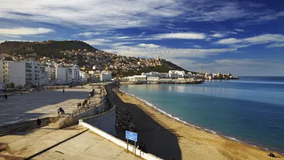 Algerische Küstenstadt Algier mit Strand und Gebäuden