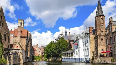 Historische Häuser säumen eine ruhige Gracht in Brügge