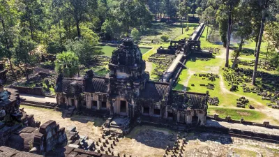 Historischer Tempel Angkor Wat in Kambodscha mit grüner Vegetation.