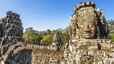 Steinrelief einer Buddha-Gesichtsskulptur im Angkor Wat Tempel