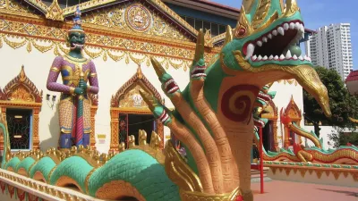 Ein farbenprächtiger Drache bewacht den Eingang eines buddhistischen Tempels.