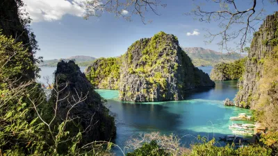 Türkisblaues Wasser umrahmt dramatische Kalksteinfelsen in der Coron Bucht.