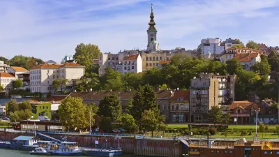 Belgrader Stadtbild mit historischen Gebäuden und Flusslandschaft
