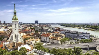 Bratislava Panorama mit Burg und Donau