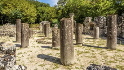 Ruinen eines antiken Baptisteriums mit Säulen in Butrint, Albanien