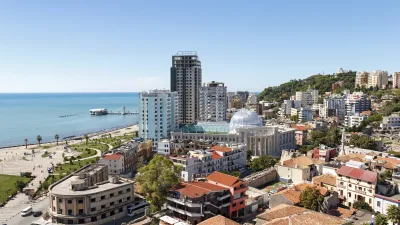 Durres, eine Küstenstadt in Albanien, zeigt eine Vogelperspektive auf Gebäude und Meer.