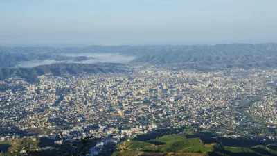 Blick über die Stadt Tirana in Albanien mit Bergen im Hintergrund