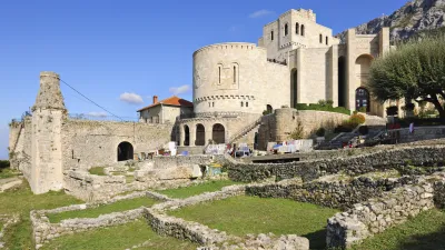 Das historische Skanderbeg-Museum thront auf einer grünen Anhöhe.
