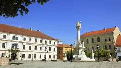 Historischer Platz mit Säule und Gebäuden in Osijek, Kroatien