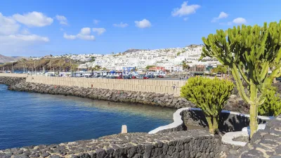 Hafen von Puerto del Carmen mit Blick auf die Stadt