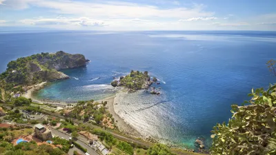 Sizilianische Küstenlandschaft mit malerischer Bucht und kristallklarem Wasser.