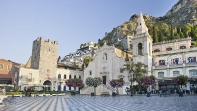 Historischer Platz mit Kirche und mittelalterlichem Turm in Taormina