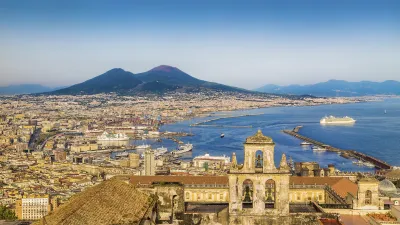 Hafen und Altstadt von Neapel mit dem Vesuv im Hintergrund, Italien