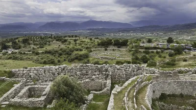 Ruinen des antiken Palastes von Mykene in Griechenland mit Blick auf die Landschaft.