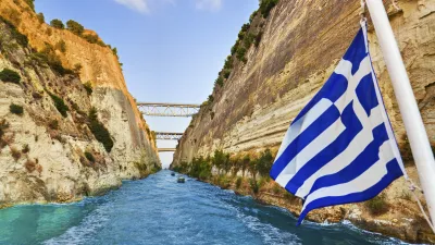 Griechische Flagge vor dem Kanal von Korinth
