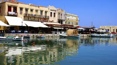 Boote liegen vor der historischen Altstadt von Rethymnon auf Kreta.