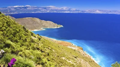 Blick auf die Insel Spinalonga und das türkisfarbene Meer in Griechenland.