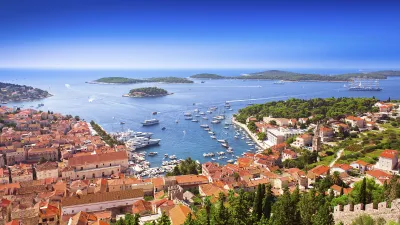 Hvar Hafen in Kroatien mit vielen Booten und historischen Gebäuden.