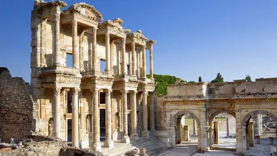 Ruinen der Bibliothek von Ephesus zeigen beeindruckende Säulen und Bögen.
