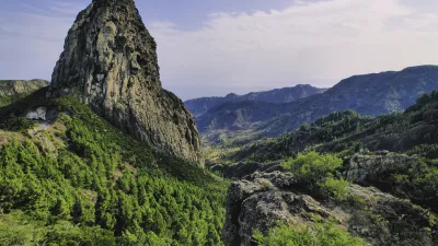 Felsformationen ragen in der grünen Landschaft von La Gomera auf