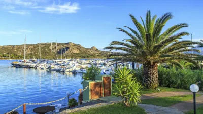 Yachthafen mit vielen Segelbooten an der Küste von Porto Cervo, Sardinien.