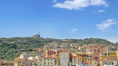 Bunte Häuser und Yachten säumen den Hafen von La Maddalena.