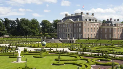 Schloss Het Loo mit kunstvoll gestalteten Gärten im Vordergrund