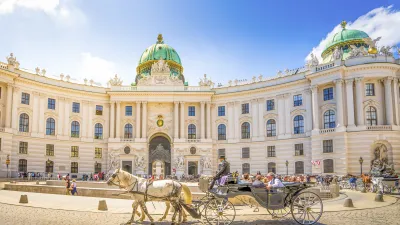 Historische Kutsche fährt vor der Wiener Hofburg