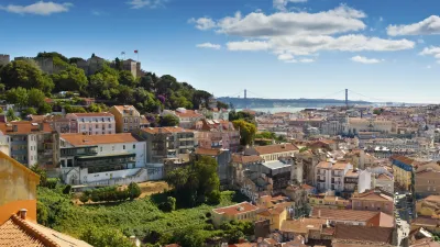 Panoramablick auf die bunten Dächer von Lissabon mit Burg im Hintergrund