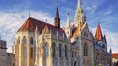 Die Matthiaskirche in Budapest mit ihrem farbenfrohen Dach