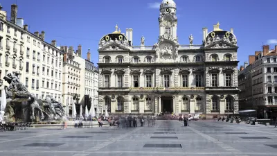 Der Place des Terreaux in Lyon mit dem Rathaus und einem Brunnen.