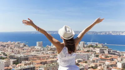 Eine Frau genießt den Blick über die Stadt Marseille.
