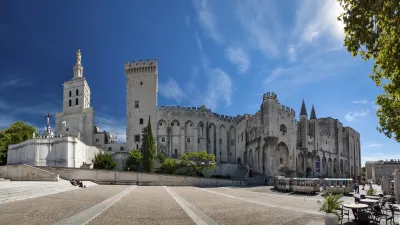 Der prächtige Papstpalast in Avignon erhebt sich majestätisch.